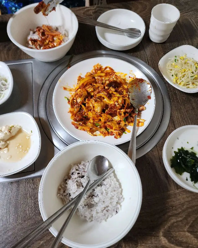 낙지볶음과 함께 차려진 다양한 반찬들