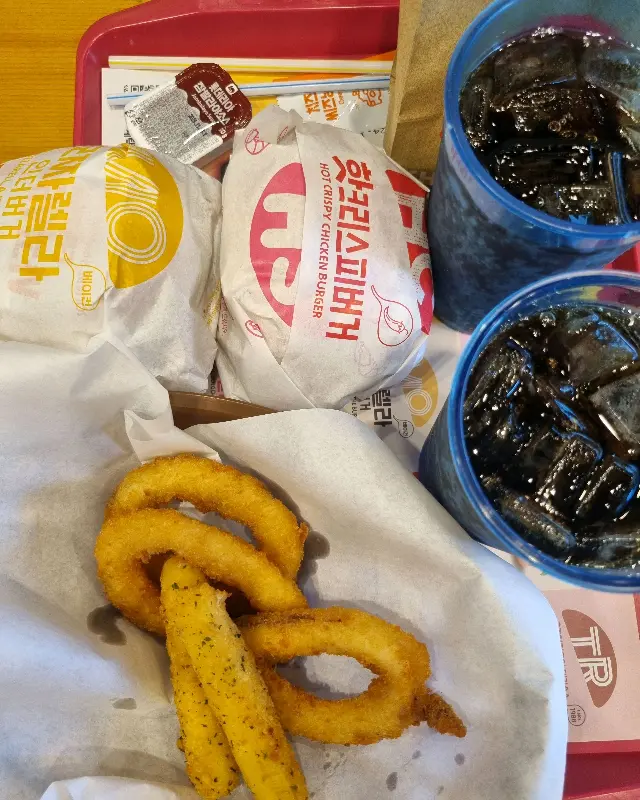 햄버거와 치킨, 음료가 담긴 쟁반