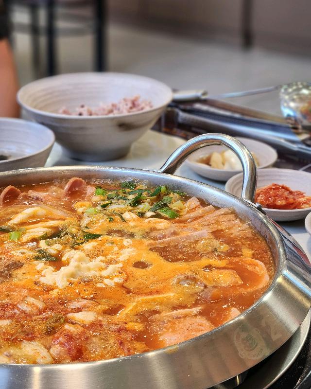 푸짐한 킹콩부대찌개의 모습