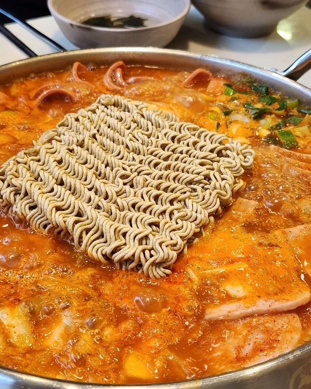 라면 사리를 넣은 부대찌개