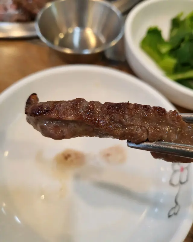 젓가락으로 집어 올린 갈비살