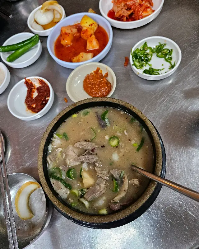 순대와 부속고기가 푸짐하게 들어간 순대국밥