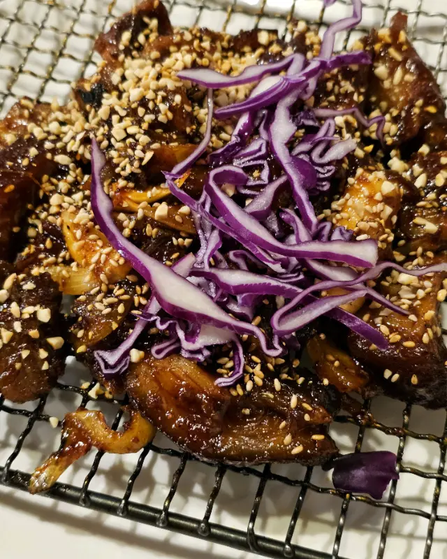 매콤한 양념이 입맛을 자극하는 불족발