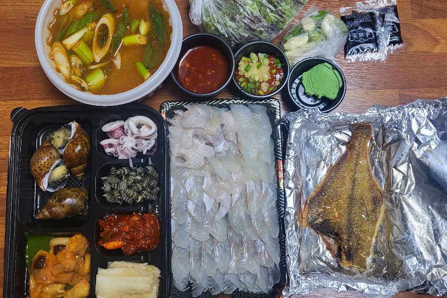 포장된 모듬회 세트