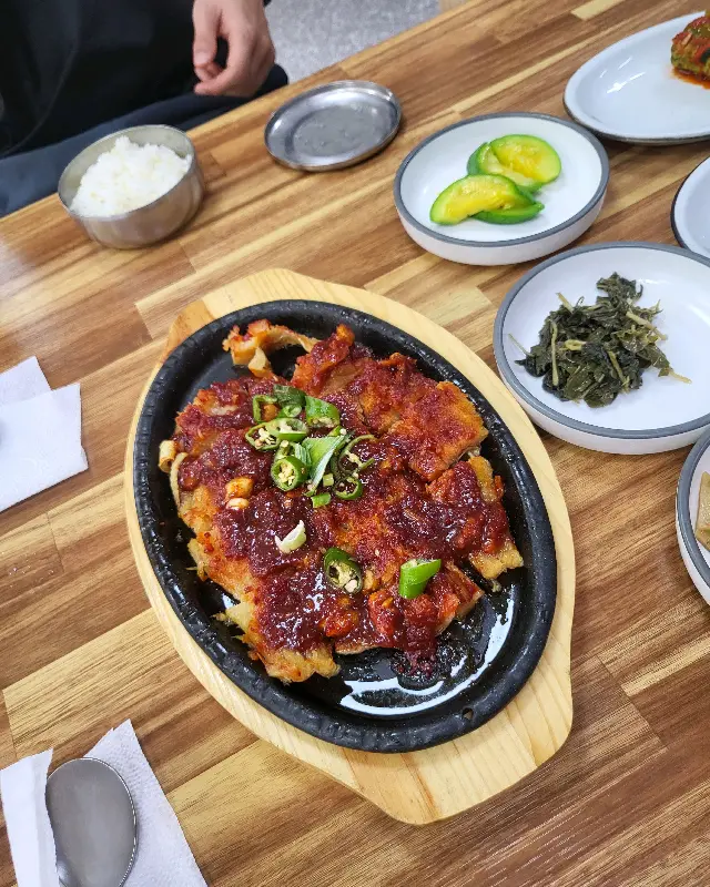 뜨거운 철판 위에 올려진 제육볶음