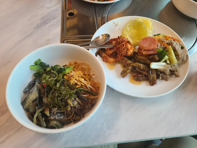 푸짐하게 차려진 한 상