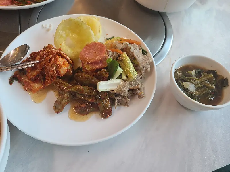 정갈하게 담긴 뷔페식 반찬들