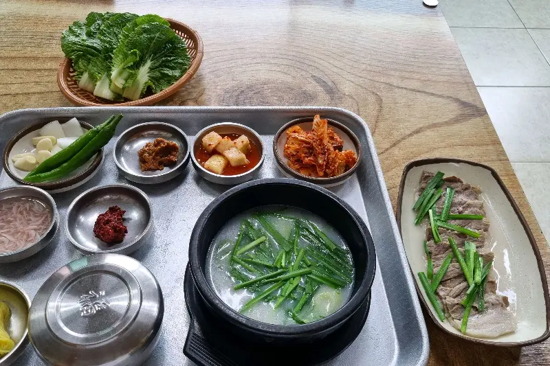 다채로운 반찬 구성