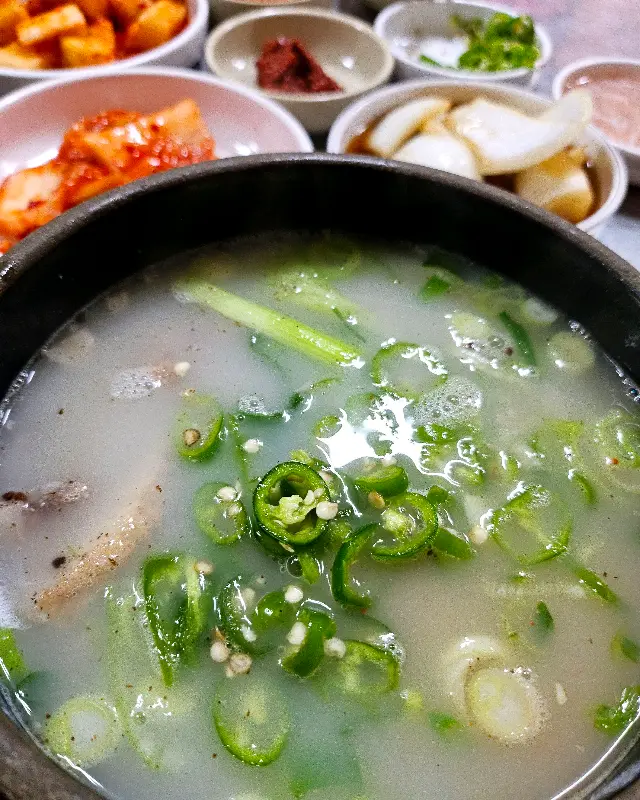 다진 고추와 파가 듬뿍 올려진 순대국밥