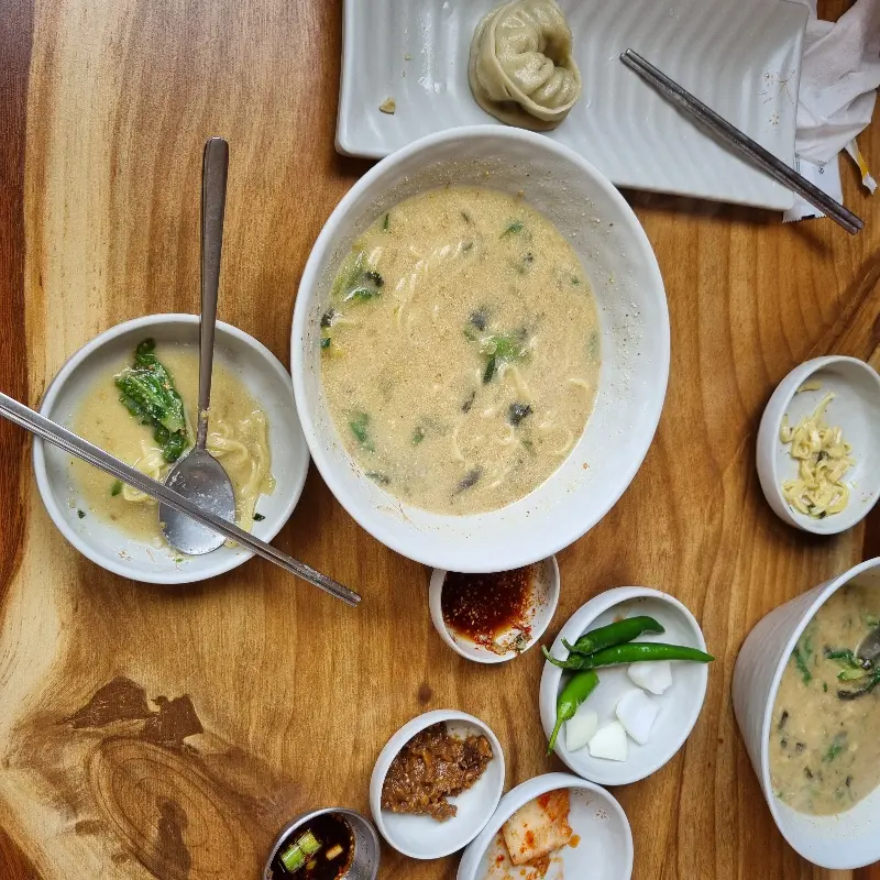 들깨칼국수와 곁들임 반찬