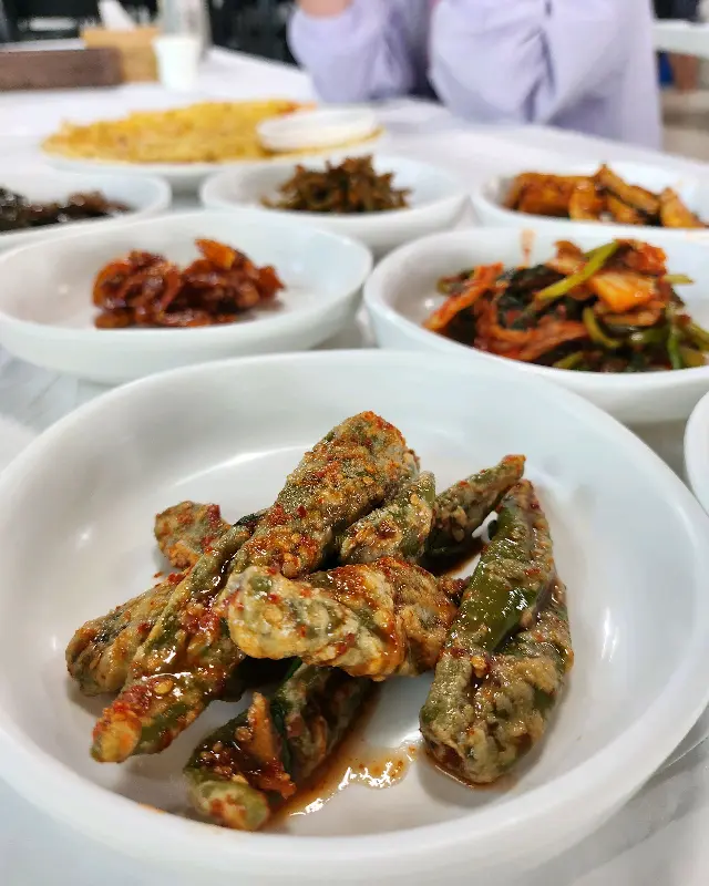 더덕구이와 다양한 밑반찬