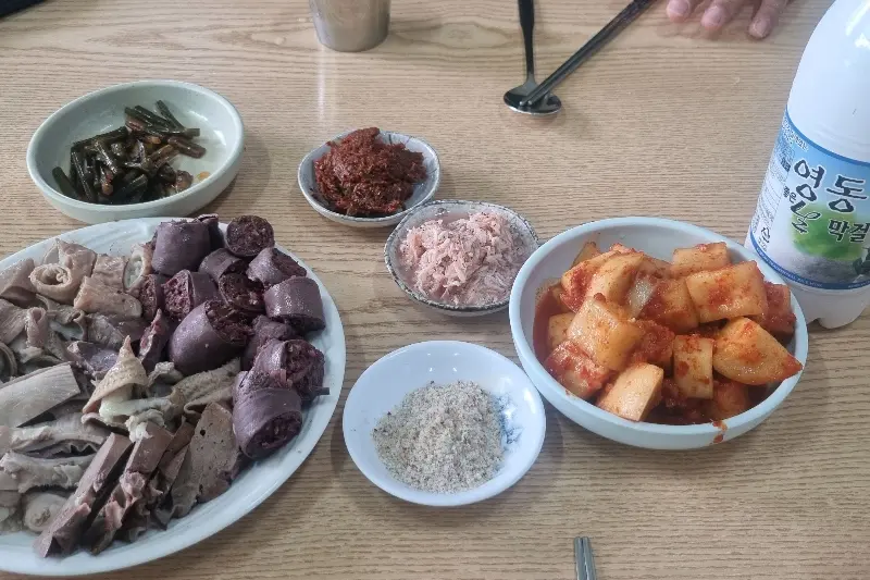 피순대와 순댓국에 곁들여 먹는 반찬들