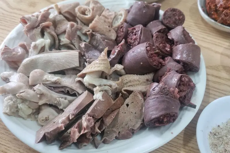 푸짐하게 담겨 나온 피순대와 내장