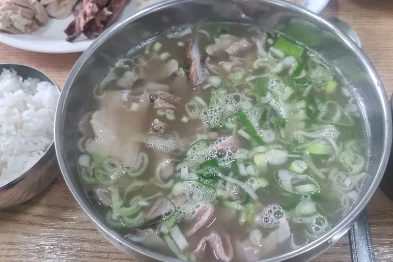 푸짐한 순대와 내장이 들어간 순댓국