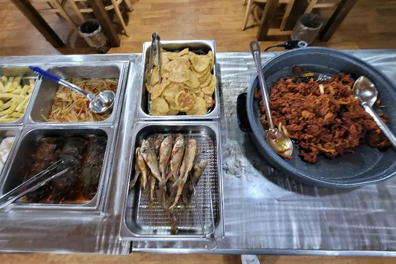 다양한 뷔페 메뉴