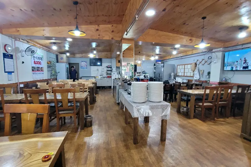 넓은 식당 내부