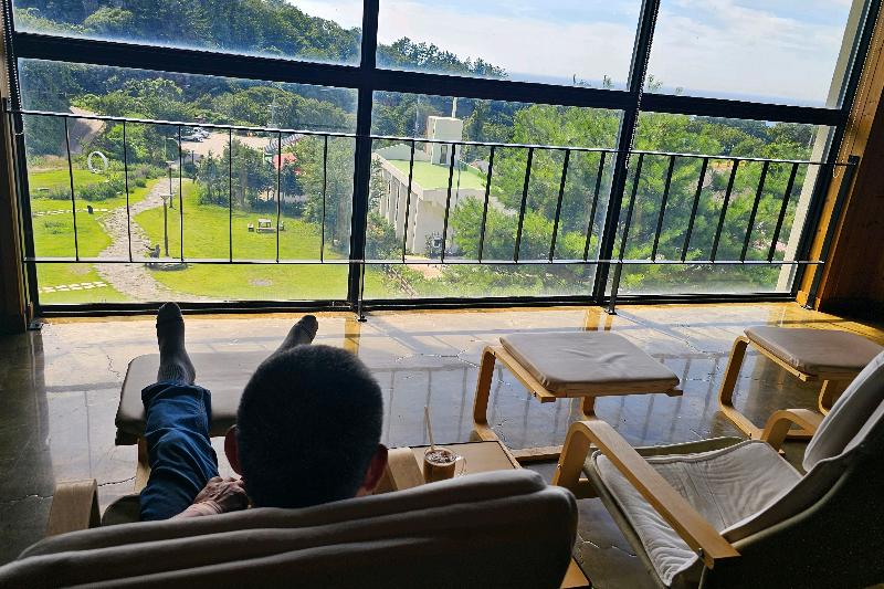 통유리창으로 보이는 아름다운 울릉도 풍경