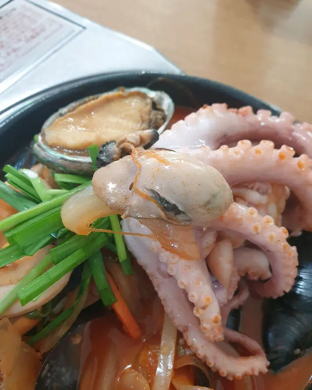 해산물이 가득 들어간 해물삼선짬뽕