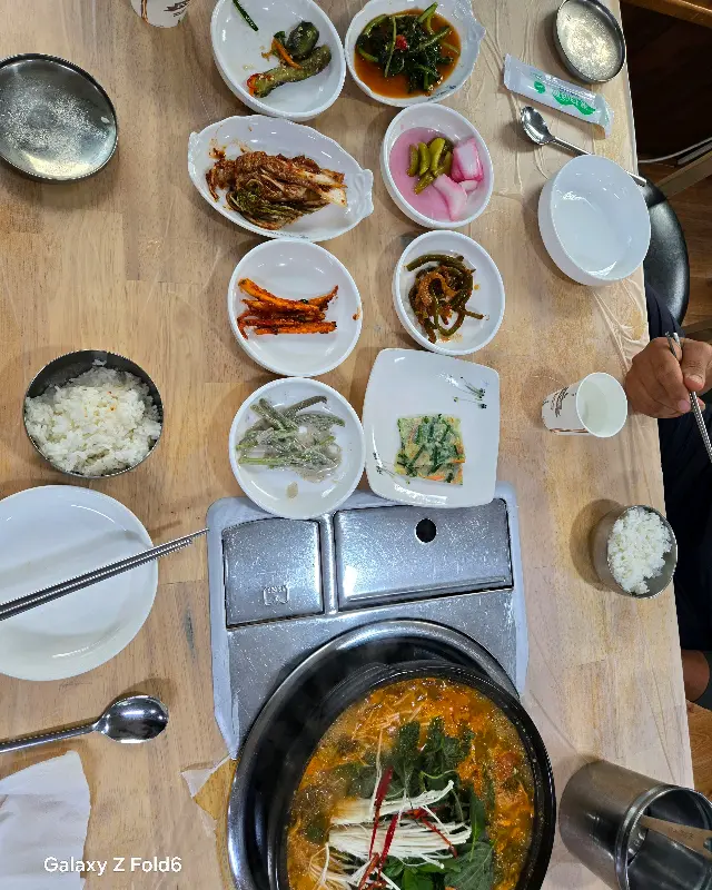 다양한 밑반찬이 제공되는 순자강의 풍성한 상차림