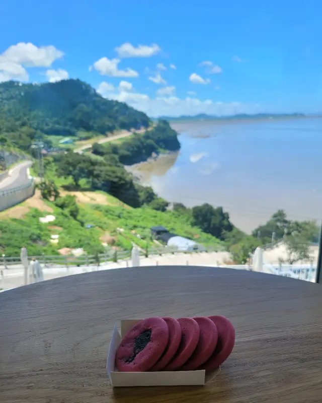 노을빛으로 물든 하늘과 바다