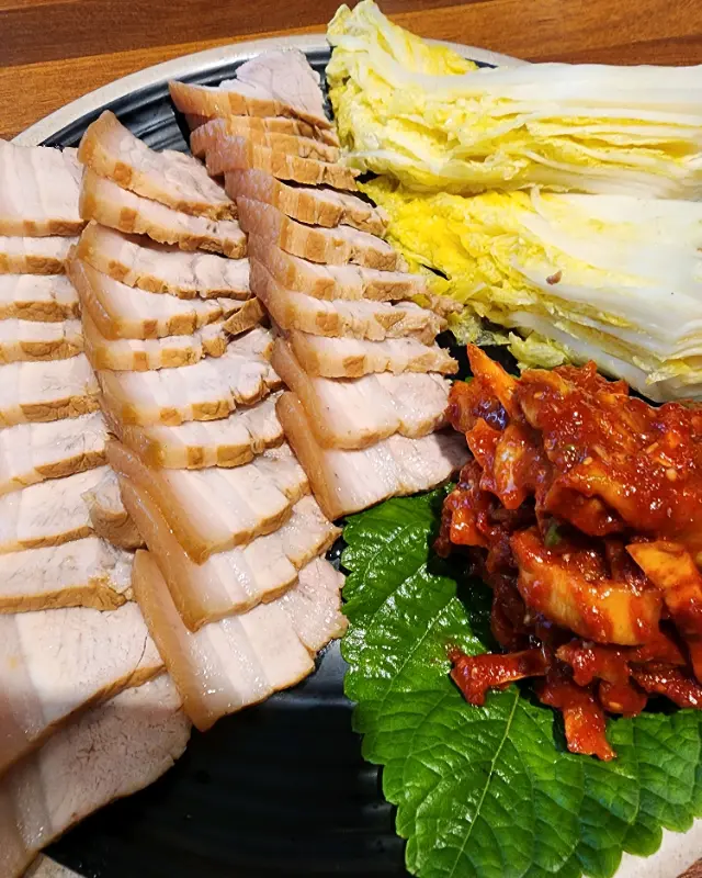 윤기 자르르 흐르는 수육