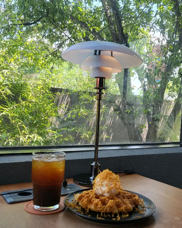 브라운 치즈 크로플과 아이스 아메리카노