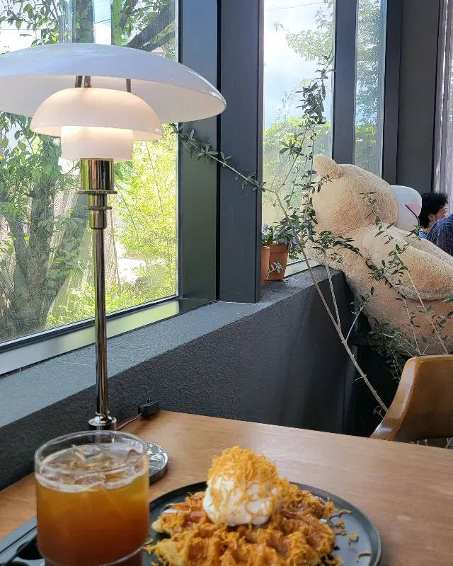 테이블 옆 창문으로 보이는 풍경