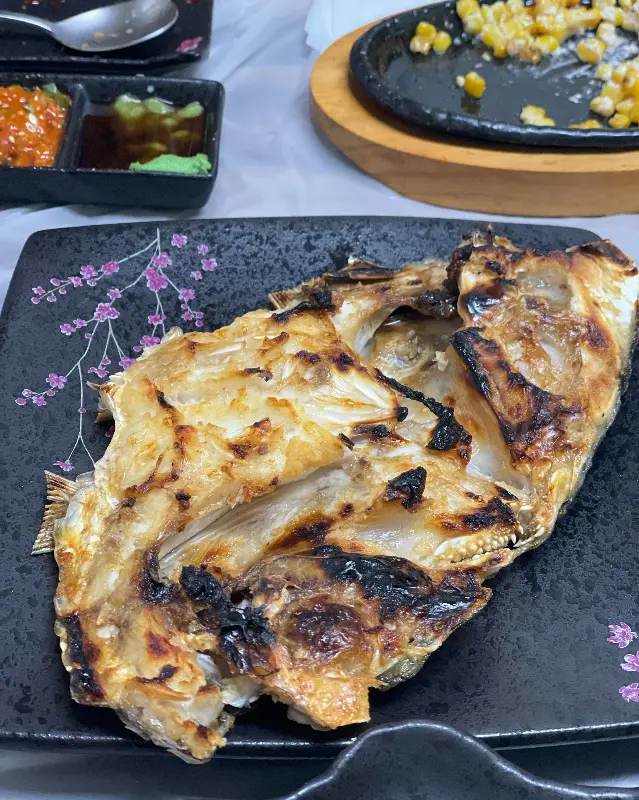 노릇하게 구워진 도다리 구이