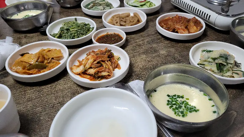 테이블 가득 차려진 밑반찬의 향연