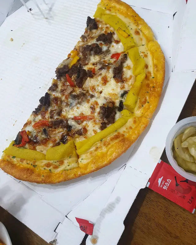 리치골드 엣지가 맛을 더하는 스테이크 피자 단면