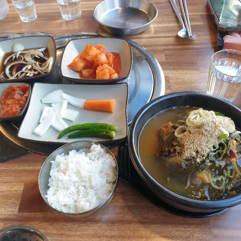 테이블 위에서 끓고 있는 감자탕