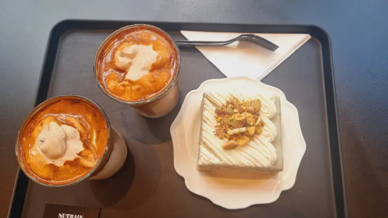 넛트레인과 케이크