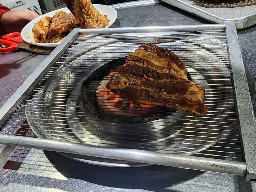 불판 위 돼지갈비