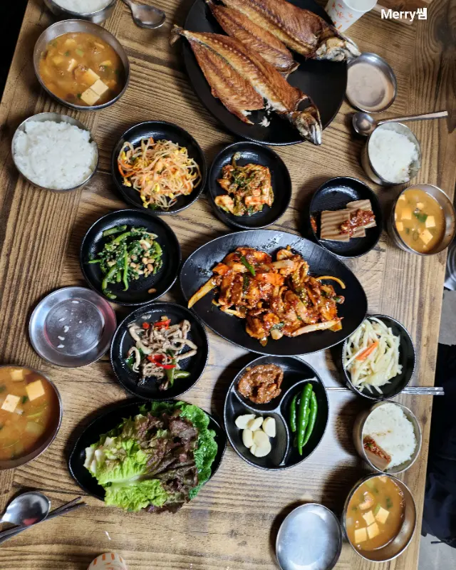 푸짐하게 차려진 고등어 백반과 다양한 밑반찬