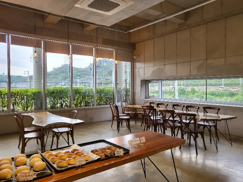 넓고 쾌적한 카페 내부