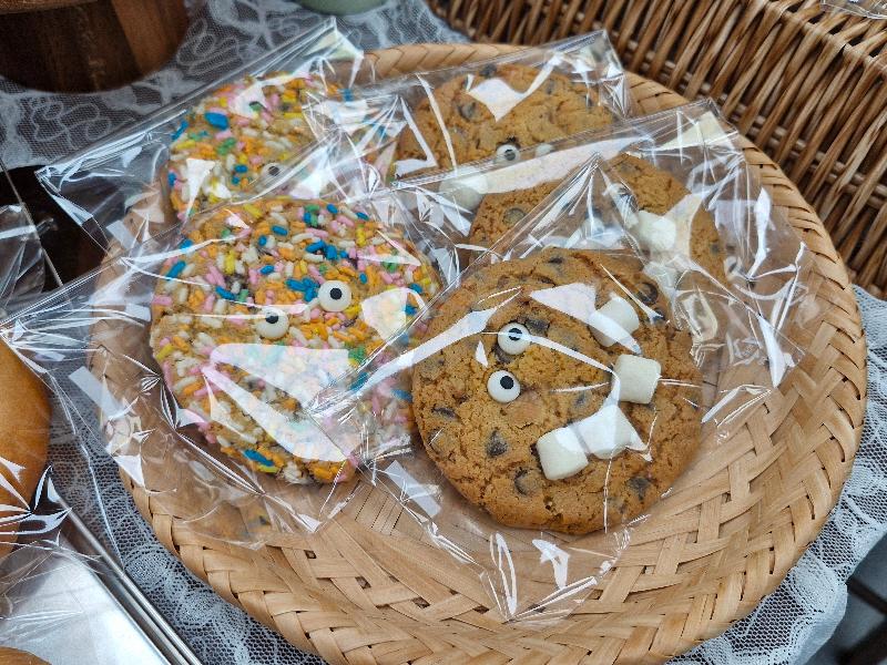 다양한 빵들이 담겨 있는 쇼케이스