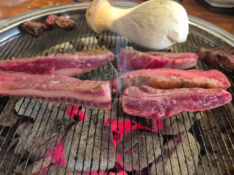 숯불 위에서 구워지는 고기