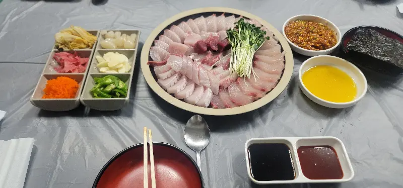 다양한 곁들임 반찬과 함께 즐기는 방어회