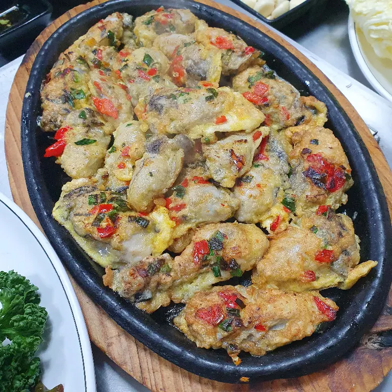 노릇노릇하게 구워진 굴전