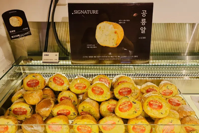 진열대에 가득 쌓인 공룡알 빵