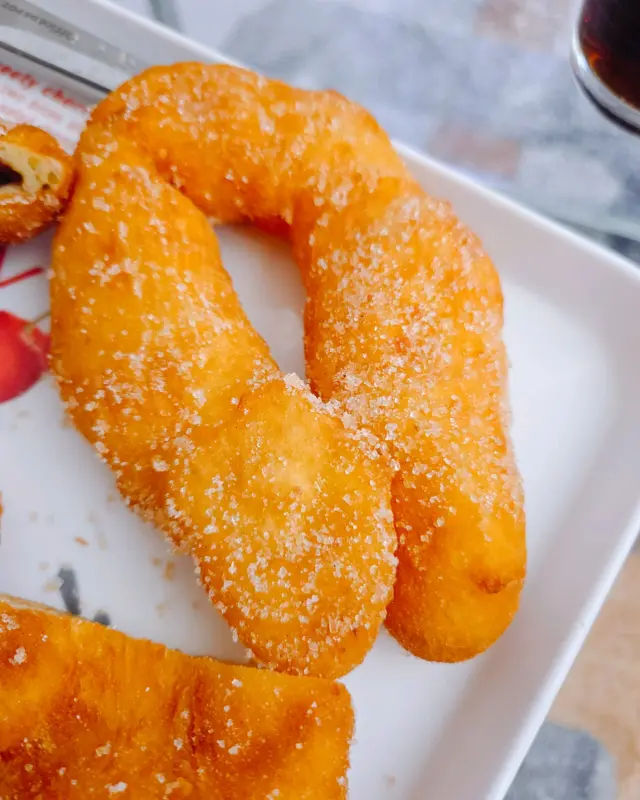 윤기가 흐르는 꽈배기의 모습