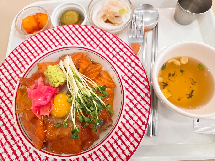 윤기가 자르르 흐르는 연어장 덮밥