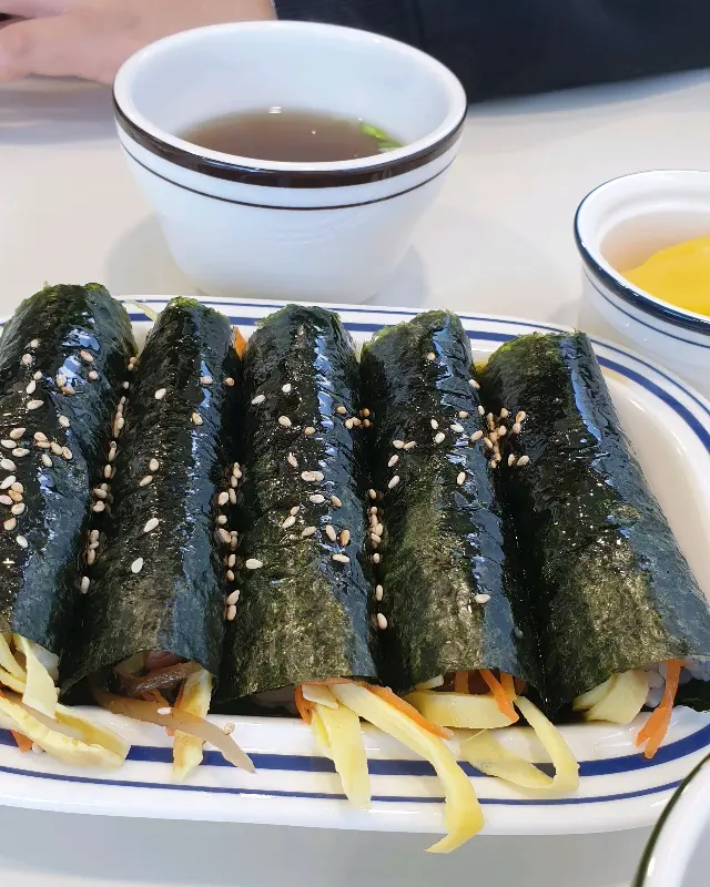가지런히 놓인 꼬마김밥