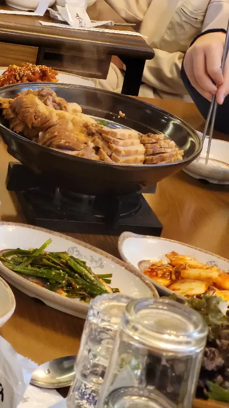 족발과 함께 차려진 밑반찬들