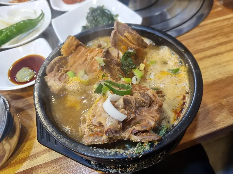 얼큰한 뼈해장국