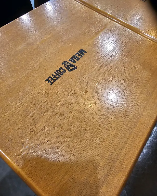 테이블에 새겨진 메가커피 로고