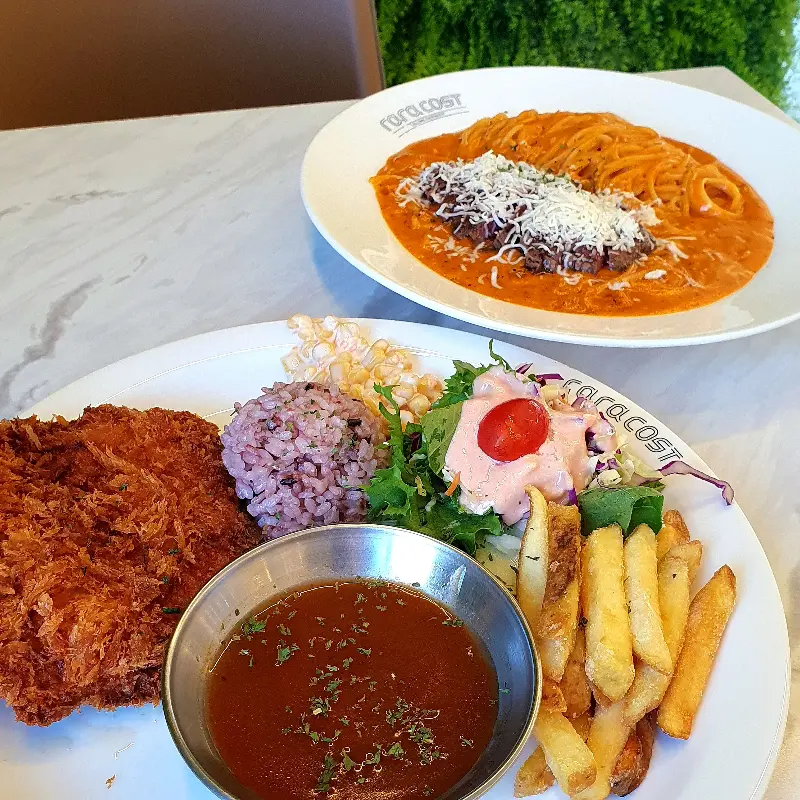 다양한 메뉴를 한 상 가득 차려놓은 모습