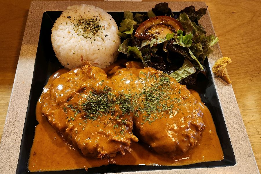 윤기가 흐르는 데미그라스 돈까스