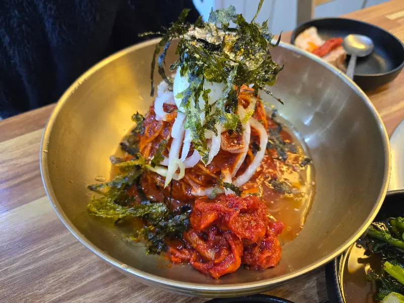 푸짐한 회막국수