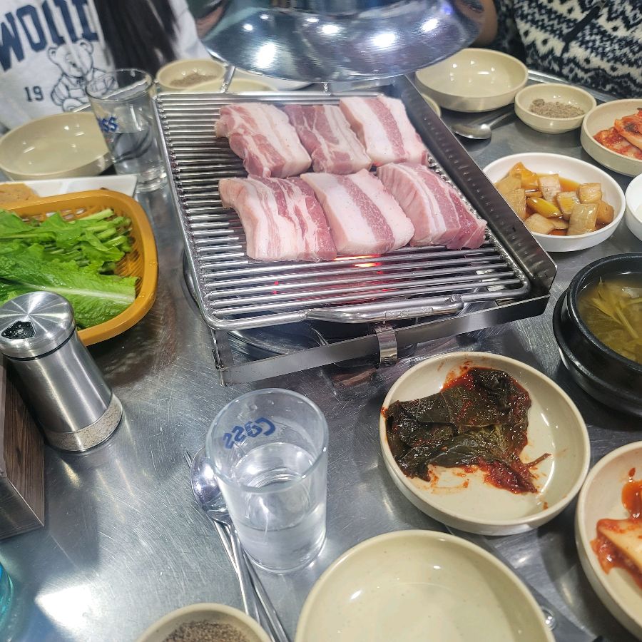 숯불 위에서 구워지는 두툼한 삼겹살